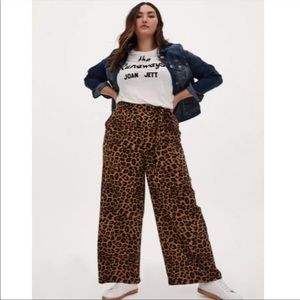 Torrid, leopard print pants, size 1. Flowy, stretch with removable self tie belt